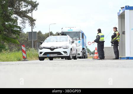 Bad Bentheim, Germania. 24 maggio 2025. Gli agenti di polizia federali controllano il traffico di ingresso al valico di frontiera verso i Paesi Bassi. Su istruzioni del Ministro federale degli interni, l'Ispettorato federale di polizia di Bad Bentheim ha intensificato i controlli alle frontiere. Crediti: Lars Penning/dpa/Alamy Live News Foto Stock