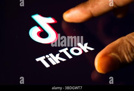 24 maggio 2025: In questa foto illustrazione una persona che naviga tocca l'applicazione TikTok su un tablet il 24 maggio 2025 a nuova Delhi, India. (Immagine di credito: © David Talukdar/ZUMA Press Wire) SOLO PER USO EDITORIALE! Non per USO commerciale! Foto Stock