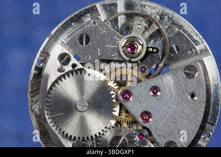 Primo piano della ruota di bilanciamento, il cuore pulsante del movimento. Precisione, meccanica e movimenti delicati sono il cuore dell'orologeria tradizionale Foto Stock