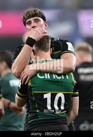 Principality Stadium, Cardiff, Regno Unito. 24 maggio 2025. Finale di Rugby Champions Cup, Northampton Saints contro Bordeaux Begles; Alex Coles abbraccia fin Smith dei Northampton Saints dopo la partita Credit: Action Plus Sports/Alamy Live News Foto Stock