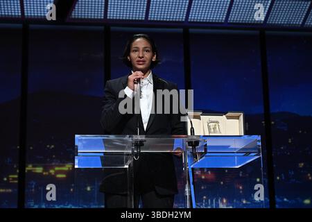 Cannes, Francia. 24 maggio 2025. Nadia Melliti accetta il premio come migliore attrice per "la sorellina" sul palco durante la cerimonia di chiusura del 78° Festival annuale di Cannes al Palais des Festivals il 24 maggio 2025 a Cannes, in Francia, il 24 maggio 2025. Foto di David Niviere/ABACAPRESS.COM credito: Abaca Press/Alamy Live News Foto Stock