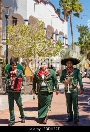 Loreto, Baja California Sur, Messico - 18 marzo 2025: La band Mariachi cammina per la città. Foto Stock
