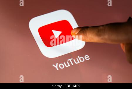 24 maggio 2025: In questa foto illustrazione una persona tocca l'applicazione Google YouTube su un tablet il 24 maggio 2025 a nuova Delhi, India. (Immagine di credito: © David Talukdar/ZUMA Press Wire) SOLO PER USO EDITORIALE! Non per USO commerciale! Foto Stock