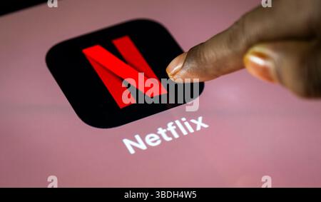 24 maggio 2025: In questa foto una persona tocca l'icona dell'app Netflix su un tablet il 24 maggio 2025 a nuova Delhi, India. (Immagine di credito: © David Talukdar/ZUMA Press Wire) SOLO PER USO EDITORIALE! Non per USO commerciale! Foto Stock