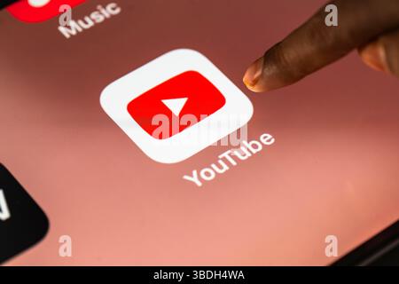 24 maggio 2025: In questa foto illustrazione una persona tocca l'applicazione Google YouTube su un tablet il 24 maggio 2025 a nuova Delhi, India. (Immagine di credito: © David Talukdar/ZUMA Press Wire) SOLO PER USO EDITORIALE! Non per USO commerciale! Foto Stock
