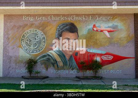 Un murale celebra Brig. Generale Charles "Chuck" Elwood Yeager, ufficiale dell'USAF, asso volante e pilota collaudatore, primo a rompere la barriera sonora. Foto Stock