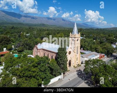 Veduta aerea con droni della chiesa di San Javier e Yacanto, Cordova, Argentina. La piazza centrale e i suoi dintorni si estendono verso la base del Foto Stock