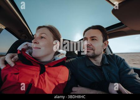 Felice giovane coppia di turisti in macchina Foto Stock
