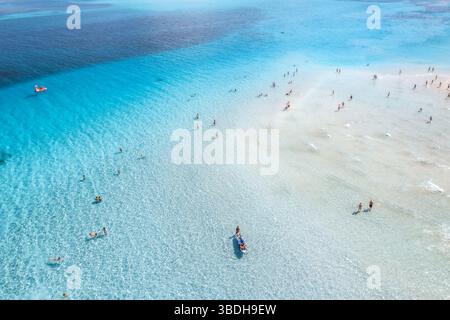 Vista aerea di una splendida costa marina. Vista dall'alto della spiaggia di sabbia bianca Foto Stock