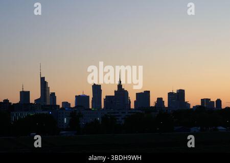 Lo skyline della città è visibile dopo il tramonto a Varsavia, in Polonia, il 20 maggio 2025. Foto Stock