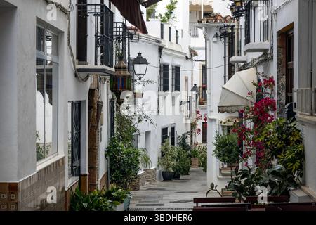 Strada stretta nel quartiere storico di Marbella Foto Stock