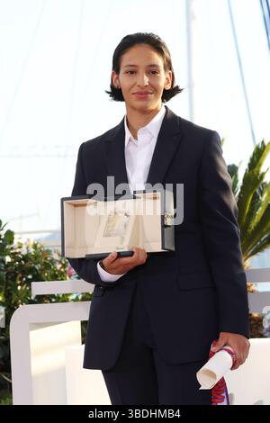 Cannes, Francia. 24 maggio 2025. CANNES, FRANCIA - 24 MAGGIO: Nadia Melliti con il premio per la migliore attrice per "la sorellina" durante la chiamata dei vincitori della Palme D'Or al 78° Festival annuale di Cannes al Palais des Festivals il 24 maggio 2025 a Cannes, Francia. CAP/GOL © GOL/Capital Pictures credito: Capital Pictures/Alamy Live News Foto Stock