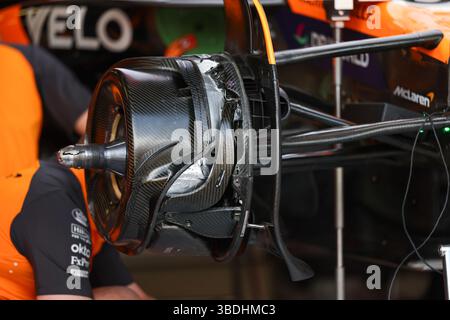 MONTE-CARLO, MONACO - 24 MAGGIO: Il tamburo del freno della McLaren nel garage durante le qualifiche in vista del Gran Premio di F1 di Monaco sul Circuit de Monaco il 24 maggio 2025 a Monte-Carlo, Monaco. (Foto di Song Haiyuan/Paddocker) Foto Stock