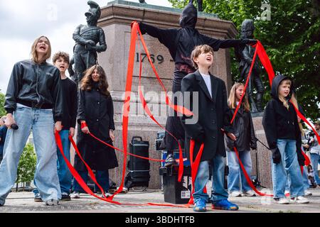 Londra, Regno Unito, il 24 maggio 2025. I sostenitori ucraini alla marcia annuale Vyshyvanka da Hyde Park Corner alla statua di San Vlodymyr a Londra, Regno Unito, il 24 maggio 2025. Crediti: Oleksii Ovcharenko/Alamy Live News Foto Stock