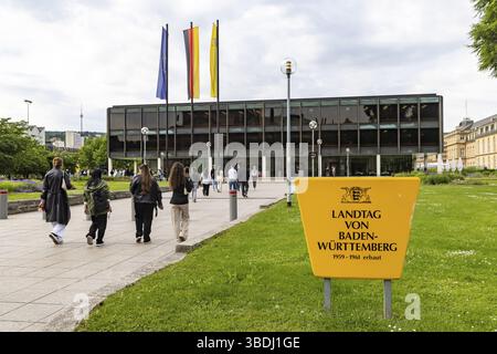 Camera del parlamento di stato del Baden-Wuerttemberg, edificio del parlamento di stato a Stoccarda. Bandiere sopra l'edificio in un giorno di sessione. La Haus des L. Foto Stock