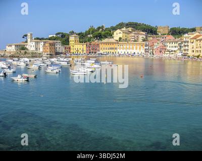 Vista aerea della spettacolare e famosa Baia del silenzio con le sue barche e la sua incantevole spiaggia. Sestri Levante, Provincia di Genova in Liguria, Italia, EUR Foto Stock