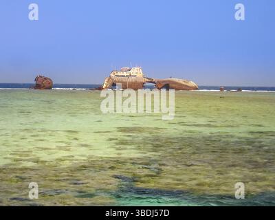 Paesaggio del naufragio a Gordon Reef nello stretto di Tiran, nel Mar Rosso, vicino a Sharm el Sheikh. Mar Rosso, Penisola del Sinai, Egitto. Copia spazio Foto Stock