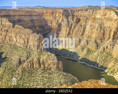 Vista aerea del Devil Canyon Overlook presso il Bighorn Canyon National Recreation in Montana, Stati Uniti. Stagione estiva in una giornata di sole Foto Stock