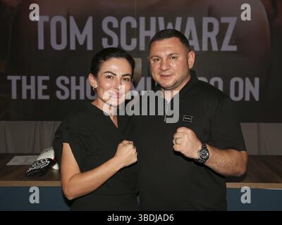 Promoter Burim Sylejmani e donna gentile Sylejmani della scuderia di pugilato di Magdeburgo Fides Sports alla conferenza stampa per LO SPETTACOLO DEVONO ANDARE SU III Foto Stock