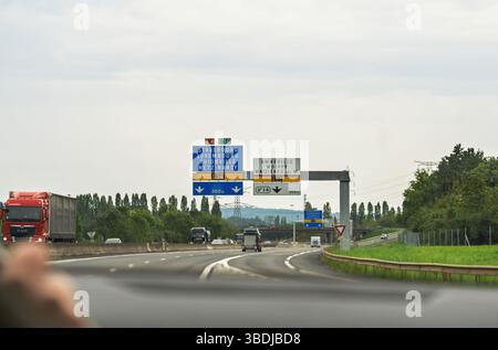 Francia, Francia - 24 agosto 2023: Vista da un'auto su un'autostrada francese con indicazioni stradali per Strasburgo, Lussemburgo, Metz e Nanc Foto Stock