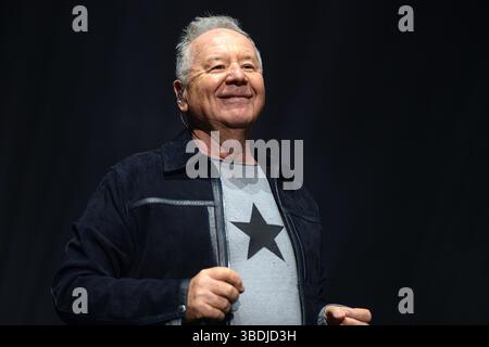 Gruppo pop-rock scozzese Simple Minds (Jim Kerr, voce), che si esibisce dal vivo alla Movistar Arena Argentina Foto Stock