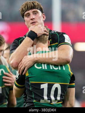 Cardiff, Regno Unito. 24 maggio 2025. Alex Coles di Northampton e fin Smith di Northampton si sono abbattuti dopo la finale della Investec Champions Cup tra Northampton Saints e Union Bordeaux Begles al Principality Stadium di Cardiff, Galles, Regno Unito il 24 maggio 2025 (foto di Andrew SURMA/ credito: SIPA USA/Alamy Live News Foto Stock