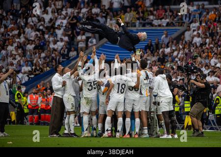Madrid, Spagna. 24 maggio 2025. Carlo Ancelotti viene lanciato in aria dai giocatori del Real Madrid nel suo addio come allenatore della squadra di calcio spagnola durante la partita EA SPORTS la Liga tra il Real Madrid e il Real Sociedad allo stadio Santiago Bernabéu. Punteggio finale: Real Madrid 2:0 Real Sociedad. Crediti: D. Canales Carvajal/Alamy Live News Foto Stock