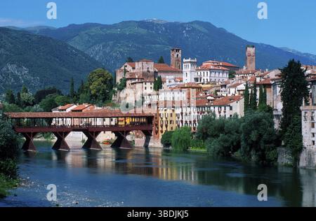 Bassano del Grappa con ponte in legno Ponte Vecchio sul fiume Brenta, Veneto, Italia, Bassano del Grappa con ponte in legno Ponte Vecchio sul fiume B. Foto Stock