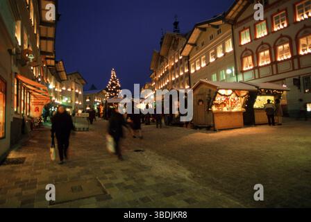 Fiera di Natale in serata, Europa, paesaggio, orizzontale, paesaggio urbano, paesaggio urbano, paesaggio urbano, inverno, Bad Tolz, mercatino di Natale la sera, cattivo Foto Stock