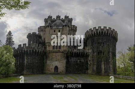 Gatika, Spagna - 3 maggio, 2022: Vista del pittoresco castello di Butron vicino a Gatika nel Paese Basco spagnolo sotto un cielo coperto Foto Stock