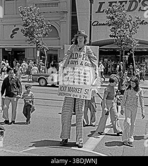 uomo su palafitte che porta una promozione. Market e Powell Street a San Francisco, California, 1975 Foto Stock