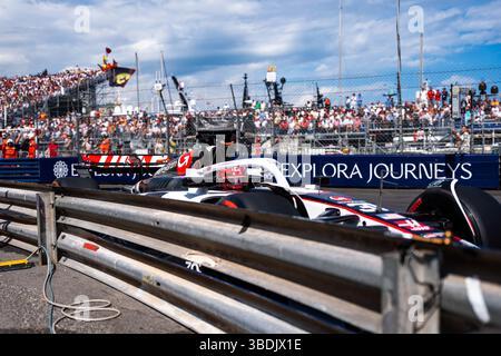 Monaco, Monaco. 24 maggio 2025. Il pilota francese del MoneyGram Haas F1 Team Esteban Ocon visto durante la sessione di qualificazione del Gran Premio di Formula 1 di Monaco 2025. Credito: SOPA Images Limited/Alamy Live News Foto Stock