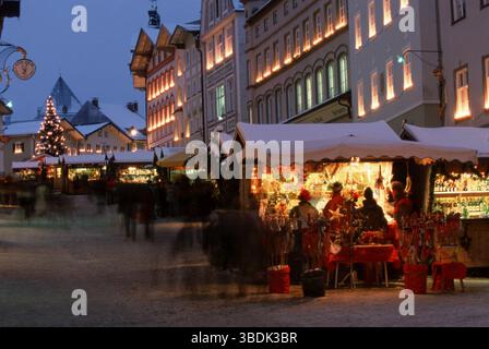 Fiera di Natale in serata, Europa, paesaggio, orizzontale, Bad Tolz, mercatino di Natale in serata, Bad Toelz, alta Baviera, Germania, Europa Foto Stock