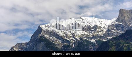 Paesaggio montano con cime innevate e paesaggio espressivo nelle Alpi svizzere vicino Maienfeld Foto Stock