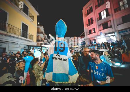 Napoli, Italia. 23 maggio 2025. I tifosi del Napoli conquistano la città mentre lo Scudetto sognava di avverarsi. (Foto di Paola Visone/Pacific Press) crediti: Pacific Press Media Production Corp./Alamy Live News Foto Stock