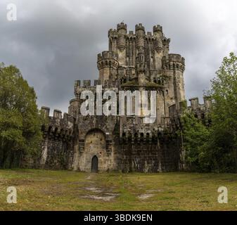 Gatika, Spagna - 3 maggio, 2022: Vista del pittoresco castello di Butron vicino a Gatika nel Paese Basco spagnolo sotto un cielo coperto Foto Stock