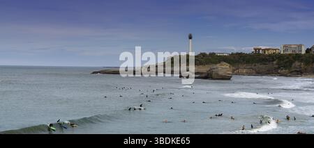 Francia - 21 ottobre 2020: Molti surfisti si godono le onde del Grand Plage a Biarritz Foto Stock