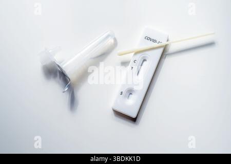Kit di test rapido per covid-19 con tampone nasale, liquido e strumento diagnostico per il rilevamento del virus corona, assistenza sanitaria a casa, sfondo chiaro, spazio per le copie, Foto Stock