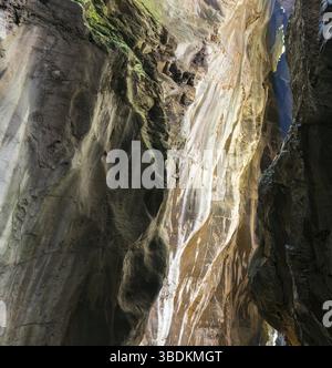 Abstract formazioni rocciose e colori in una slot di ardesia canyon nelle Alpi Svizzere nel Taminatal Gorge nei pressi di Bad Ragaz Foto Stock