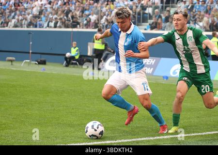 San Pietroburgo, Russia. 24 maggio 2025. Andrey Mostovoy (17) di Zenit, Maksim Samorodov (20) di Akhmat visto in azione durante la partita di calcio della Premier League russa tra Zenit San Pietroburgo e Akhmat Grozny alla Gazprom Arena. Punteggio finale; Zenit 3:0 Akhmat Grozny. Credito: SOPA Images Limited/Alamy Live News Foto Stock