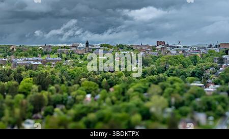 Ithaca, New York, USA - 24 maggio 2025 - immagine aerea di primavera pomeridiana dell'area circostante, laurea, giorno di inizio. Foto Stock