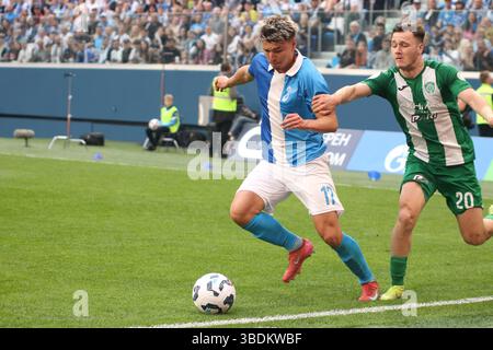 San Pietroburgo, Russia. 24 maggio 2025. Andrey Mostovoy (17) di Zenit, Maksim Samorodov (20) di Akhmat visto in azione durante la partita di calcio della Premier League russa tra Zenit San Pietroburgo e Akhmat Grozny alla Gazprom Arena. Punteggio finale; Zenit 3:0 Akhmat Grozny. (Foto di Maksim Konstantinov/SOPA Images/Sipa USA) credito: SIPA USA/Alamy Live News Foto Stock