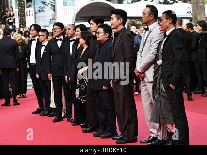Cannes, Francia. 24 maggio 2025. Il regista cinese Bi Gan (5° R) e i membri del cast del film cinese Resurrection posano al loro arrivo sul tappeto rosso della cerimonia di chiusura del 78° Festival di Cannes a Cannes, Francia, 24 maggio 2025. Il regista cinese Bi Gan ha vinto sabato lo Special Award al 78° Festival di Cannes per il suo lungometraggio epico Resurrection, conosciuto in cinese come Kuang Ye Shi dai. Crediti: Xinhua/Alamy Live News Foto Stock