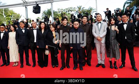 Cannes, Francia. 24 maggio 2025. Il regista cinese Bi Gan (5° R) e i membri del cast del film cinese Resurrection posano al loro arrivo sul tappeto rosso della cerimonia di chiusura del 78° Festival di Cannes a Cannes, Francia, 24 maggio 2025. Il regista cinese Bi Gan ha vinto sabato lo Special Award al 78° Festival di Cannes per il suo lungometraggio epico Resurrection, conosciuto in cinese come Kuang Ye Shi dai. Crediti: Xinhua/Alamy Live News Foto Stock