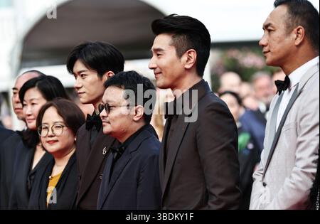 Cannes, Francia. 24 maggio 2025. Il regista cinese Bi Gan (3° R) e i membri del cast del film cinese Resurrection posano al loro arrivo sul tappeto rosso della cerimonia di chiusura del 78° Festival di Cannes a Cannes, Francia, 24 maggio 2025. Il regista cinese Bi Gan ha vinto sabato lo Special Award al 78° Festival di Cannes per il suo lungometraggio epico Resurrection, conosciuto in cinese come Kuang Ye Shi dai. Crediti: Xinhua/Alamy Live News Foto Stock