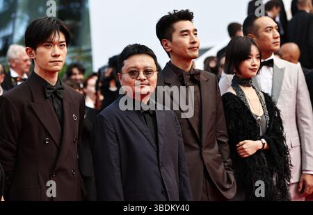 Cannes, Francia. 24 maggio 2025. Il regista cinese Bi Gan (2° L) e i membri del cast del film cinese Resurrection posano al loro arrivo sul tappeto rosso della cerimonia di chiusura del 78° Festival di Cannes a Cannes, Francia, 24 maggio 2025. Il regista cinese Bi Gan ha vinto sabato lo Special Award al 78° Festival di Cannes per il suo lungometraggio epico Resurrection, conosciuto in cinese come Kuang Ye Shi dai. Crediti: Xinhua/Alamy Live News Foto Stock