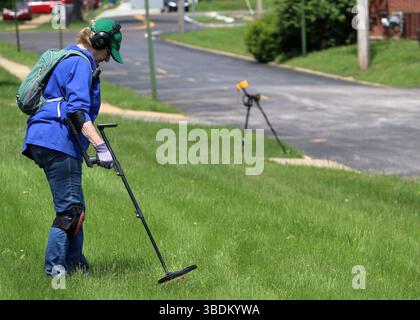 Donna anziana metal detector Foto Stock