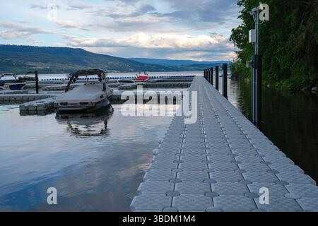 Porticciolo e molo galleggiante in plastica lungo le rive del lago Okanagan a Kelowna, British Columbia. Foto Stock