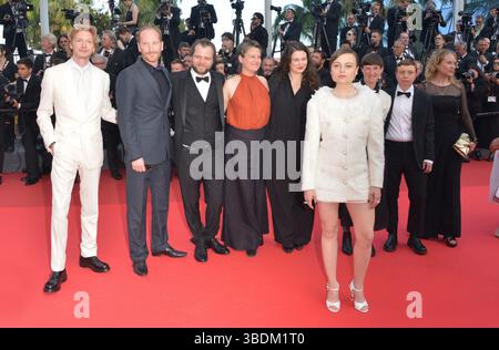 24 maggio 2025, Cannes, Francia: CANNES, FRANCIA - 24 MAGGIO: (2ndL-R) Jesse Eisenberg, Susanne Wuest, Lucas Schmidt, Laeni Geiseler, Hanna Heckt, Mascha Schilinski, Lena Urzendowsky, Maren Schmitt, ospiti, Louise Peters, Fabian Gamper e Martin Rother partecipano alla cerimonia di chiusura del 78° Festival annuale di Cannes al Palais des Festivals il 24 maggio 2025 a Cannes, Francia (Credit Image: © Frederick Injimbert/ZUMA Press Wire) SOLO PER USO EDITORIALE! Non per USO commerciale! Foto Stock