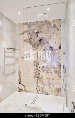 Scoprite l'elegante e moderno design della doccia con una splendida parete in pietra naturale Foto Stock